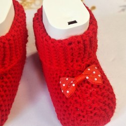 Бебешки плетени терлички в червено