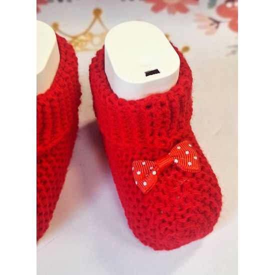Бебешки плетени терлички в червено Бебешки плетени терлички в червено