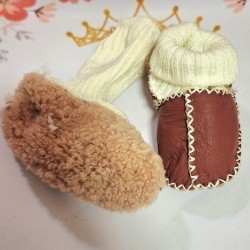 Бебешки буйки с пухкава подплата от естествена кожа в бордо Бебешки буйки с пухкава подплата от естествена кожа в бордо