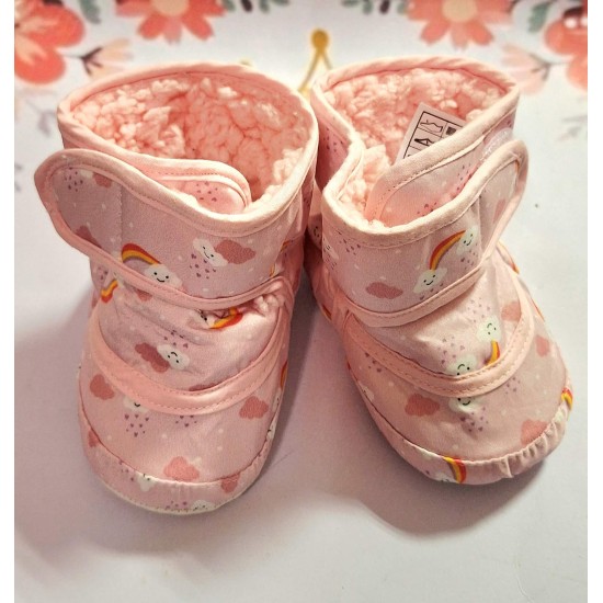 Пухкави бебешки ботушки в прасковено розово с бели облачета Пухкави бебешки ботушки в прасковено розово с бели облачета