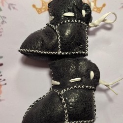 Бебешки кожени пухкави ботушки в черно