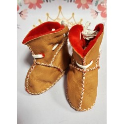 Бебешки кожени пухкави ботушки в кафяво и червено 