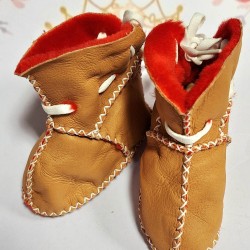 Бебешки кожени пухкави ботушки в кафяво и червено 