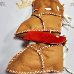 Бебешки кожени пухкави ботушки в кафяво и червено 