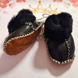 Бебешки зимни кожени буйки в черно с бял кант