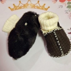 Бебешки буйки с пухкава подплата от естествена кожа в черно и бяло Бебешки буйки с пухкава подплата от естествена кожа в черно и бяло