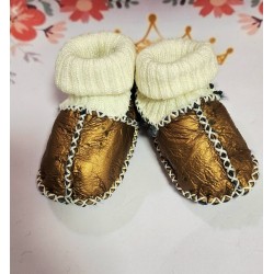 Бебешки буйки с пухкава подплата от естествена кожа в тъмно златисто кафяво