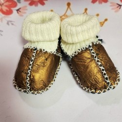 Бебешки буйки с пухкава подплата от естествена кожа в тъмно златисто кафяво