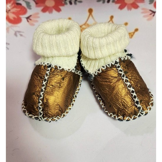 Бебешки буйки с пухкава подплата от естествена кожа в тъмно златисто кафяво