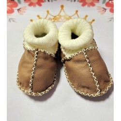 Бебешки буйки с пухкава подплата от естествена кожа в светла мока