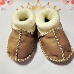 Бебешки буйки с пухкава подплата от естествена кожа в светла мока