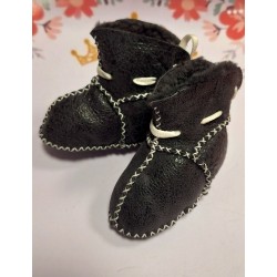 Бебешки кожени пухкави ботушки в черно