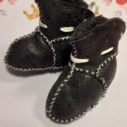 Бебешки кожени пухкави ботушки в черно