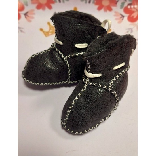 Бебешки кожени пухкави ботушки в черно Бебешки кожени пухкави ботушки в черно