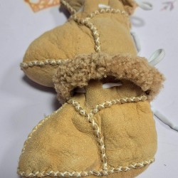 Бебешки кожени пухкави ботушки в светло кафяво