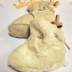 Бебешки кожени пухкави ботушки в бежово