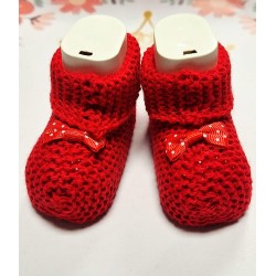 Бебешки плетени терлички в червено