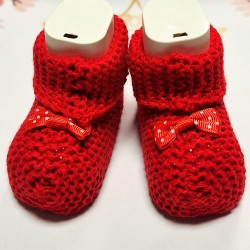 Бебешки плетени терлички в червено