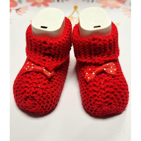 Бебешки плетени терлички в червено Бебешки плетени терлички в червено