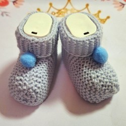 Плетени бебешки чорапки в светло синьо ТОПЧЕНЦЕ Плетени бебешки чорапки в светло синьо ТОПЧЕНЦЕ