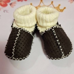 Бебешки буйки с пухкава подплата от естествена кожа в черно и бяло