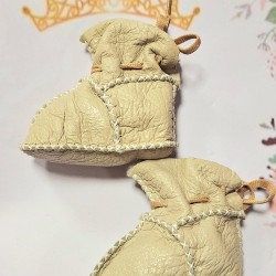 Бебешки кожени пухкави ботушки в бежово