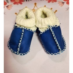 Бебешки буйки с пухкава подплата от естествена кожа в синьо