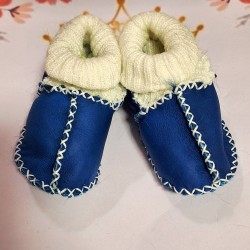 Бебешки буйки с пухкава подплата от естествена кожа в синьо