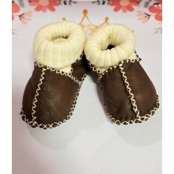 Бебешки буйки с пухкава подплата от естествена кожа в тъмно кафяво