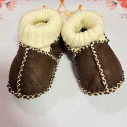 Бебешки буйки с пухкава подплата от естествена кожа в тъмно кафяво
