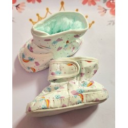 Пухкави бебешки ботушки в бяло и резеда с лилави облачета 