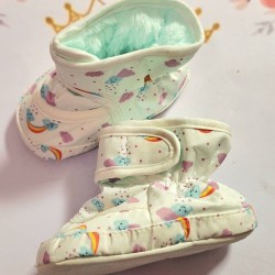 Пухкави бебешки ботушки в бяло и резеда с лилави облачета 