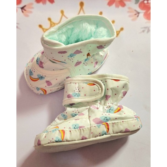 Пухкави бебешки ботушки в бяло и резеда с лилави облачета Пухкави бебешки ботушки в бяло и резеда с лилави облачета