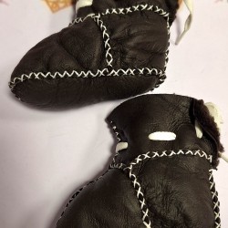 Бебешки кожени пухкави ботушки в тъмно кафяво