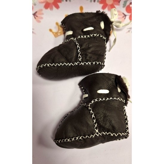 Бебешки кожени пухкави ботушки в тъмно кафяво Бебешки кожени пухкави ботушки в тъмно кафяво