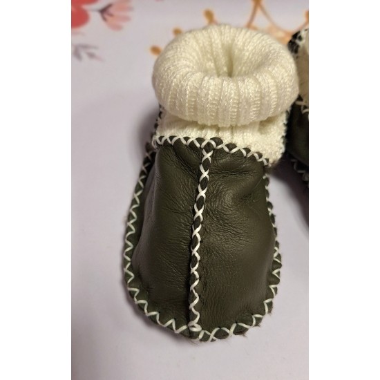 Бебешки буйки с пухкава подплата от естествена кожа в зелено Бебешки буйки с пухкава подплата от естествена кожа в зелено