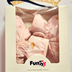 Пухкави бебешки ботушки в прасковено розово с бели облачета