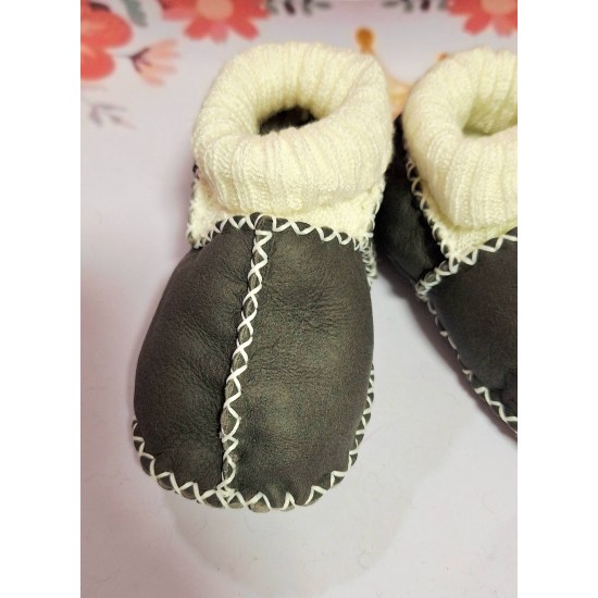 Бебешки буйки с пухкава подплата от естествена кожа в сиво