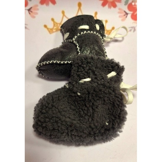 Бебешки кожени пухкави ботушки в черно Бебешки кожени пухкави ботушки в черно