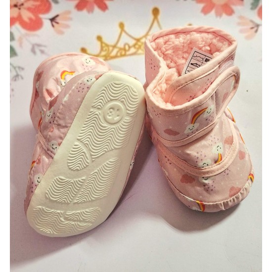 Пухкави бебешки ботушки в прасковено розово с бели облачета Пухкави бебешки ботушки в прасковено розово с бели облачета