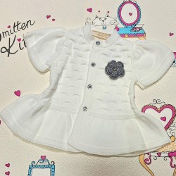 Бебешка плетена жилетка тип елек в бяло