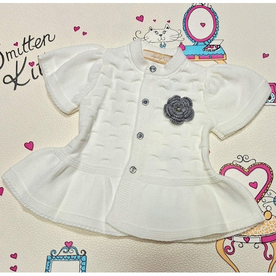 Бебешка плетена жилетка тип елек в бяло Бебешка плетена жилетка тип елек в бяло