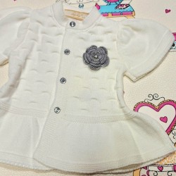 Бебешка плетена жилетка тип елек в бяло