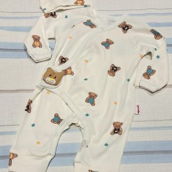 Бебешки гащеризон в бяло с мечета и с шапка Бебешки гащеризон в бяло с мечета и с шапка