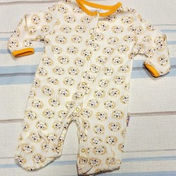 Бебешки памучен гащеризон в екрю с жълт кант с лъвчета Бебешки памучен гащеризон в екрю с жълт кант с лъвчета