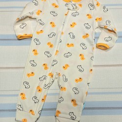 Бебешки памучен гащеризон в бяло на патета Бебешки памучен гащеризон в бяло на патета