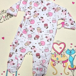 Бебешки памучен гащеризон в бяло с розови сърчица и мечета