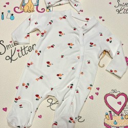 Бебешки памучен гащеризон в бяло с цветчета и лента за коса