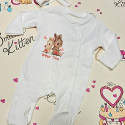 Бебешки памучен гащеризон в бяло със зайчета и лента за коса