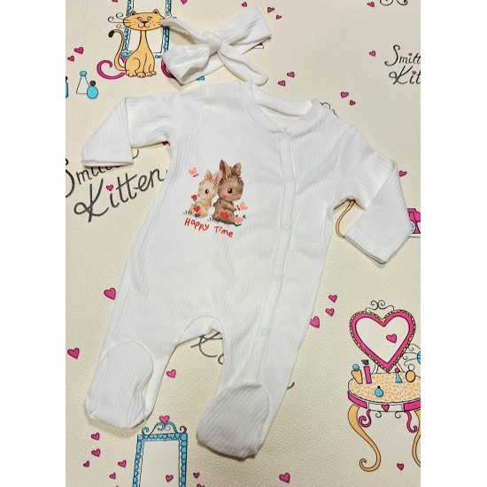 Бебешки памучен гащеризон в бяло със зайчета и лента за коса Бебешки памучен гащеризон в бяло със зайчета и лента за коса